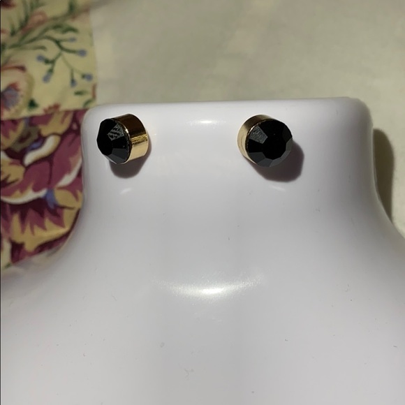 New 18k gold plated black sapphire stud earrings - Picture 2 of 2